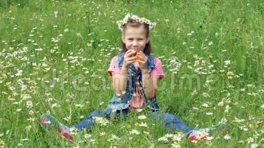 在一片洋甘菊的草坪上，一个戴着洋甘菊花圈的甜美女孩，从杯子里喝着洋甘菊茶，笑得很漂亮